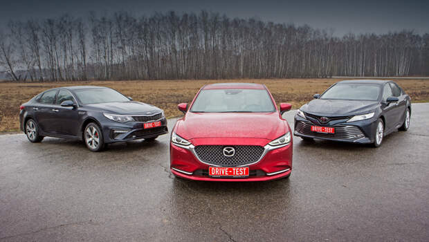 Mazda 6,Kia optima,Toyota camry. Mazda 6 с турбомотором 2.5 без опций за 2 244 000 рублей немного дешевле, чем шестицилиндровая Camry 3.5, за которую просят минимум 2 324 000. Доступнее всех топовая Optima: двухлитровая наддувная версия GT даже по прайс-листу стоит 2 054 900 рублей.