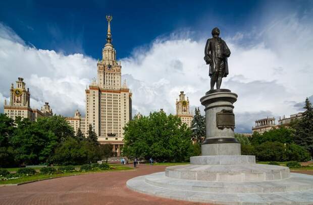 Памятник Ломоносову на 34 см ближе к физфаку, чем химфаку история зданий, мгу, москва