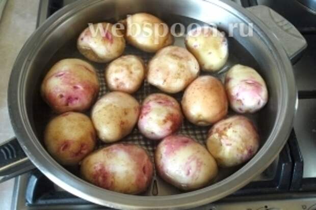 Картофель тщательно вымыть, сложить в сковороду и залить холодной водой на 3/4. Картофеля нужно ровно столько, чтоб заполнить дно сковороды, поэтому ориентируйтесь по своему размеру.