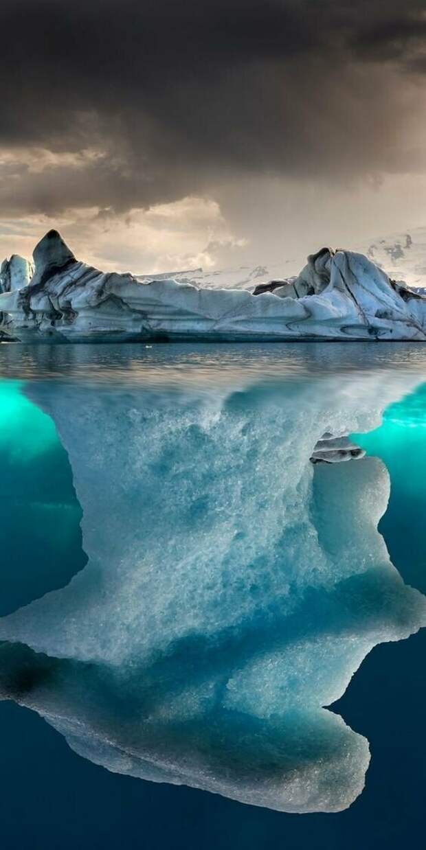Поскольку плотность льда составляет 920 кг/м³, а плотность морской воды — около 1025 кг/м³, около 90 % объёма айсберга находится под водой Поскольку плотность льда составляет 920 кг/м³, а плотность морской воды — около 1025 кг/м³, около 90 % объёма айсберга находится под водой айсберг, интересное, лед, под водой, природа