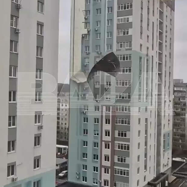 Часть новостройки рухнула на магазин и машины в российском городе