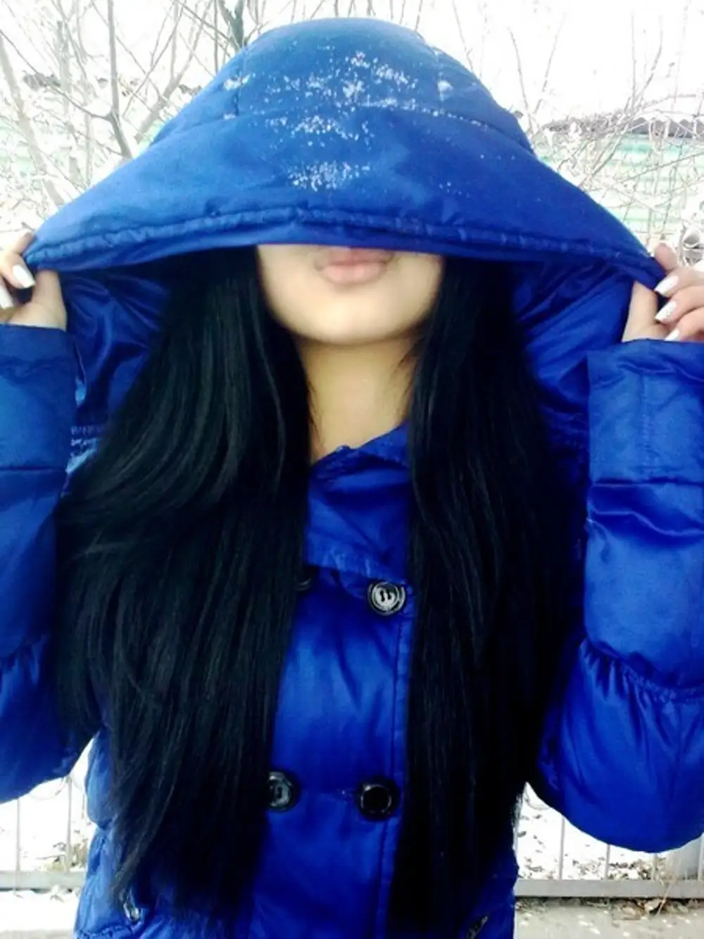 Кавказская девушка в куртке