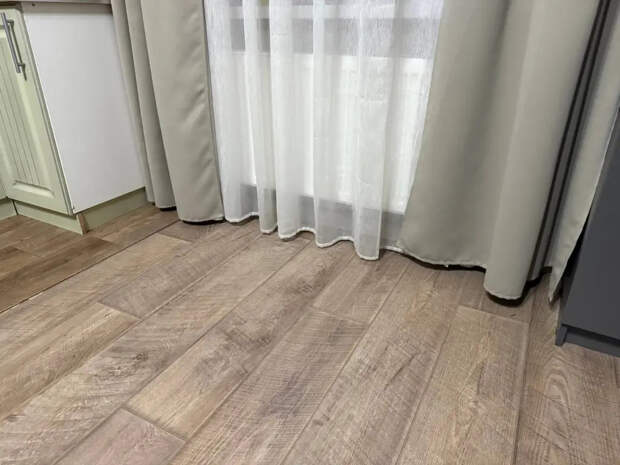 Дешевле ламината и в разы теплее плитки: какое покрытие для пола служит десятилетиями