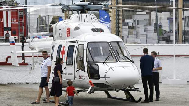 Посетители осматривают легкий вертолет санитарной авиации «Ансат» на международной выставке «Гидроавиасалон» в Геленджике