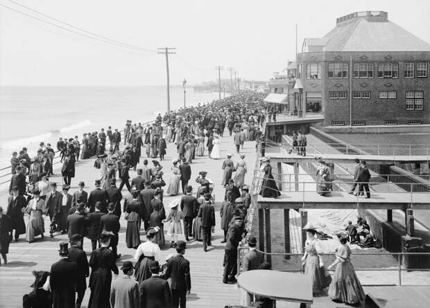 Толпы отдыхающих на набережной в Атлантик-Сити, 1905 г. 100 лет назад, 20 век, архивные снимки, архивные фотографии, пляж, пляжный отдых, черно-белые фотографии, чёрно-белые фото