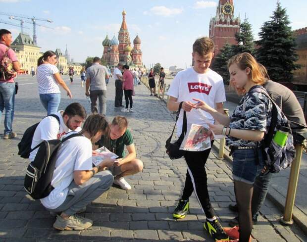 Участие в москве. Красная площадь квест. Молодые люди на площади. Блоггер на красной площади.