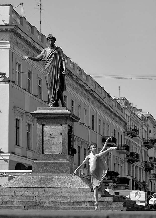 Танцующая Одесса - артисты труппы одесского театр оперы и балета танцуют на улицах города / Odessa City Ballet by Andrey Stanko