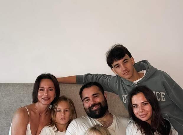 Певица Саша Зверева опубликовала фото с мужем-американцем и четырьмя детьми