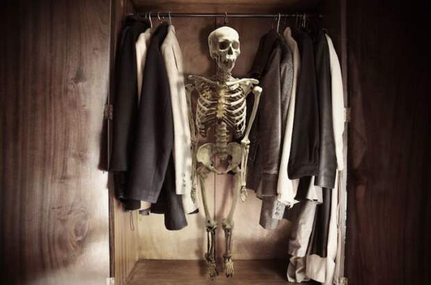 В шкафу бывают не только скелеты, но и пыль.