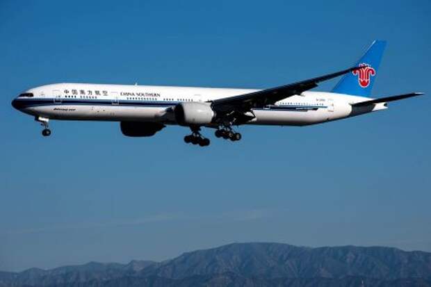 Boeing 777-31BER авиакомпании China Southern Airlines перед посадкой в аэропорту Лос-Анджелеса (LAX)