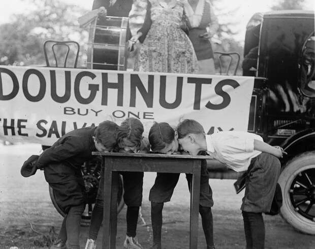 Дети едят пончики на скорость, 1922.