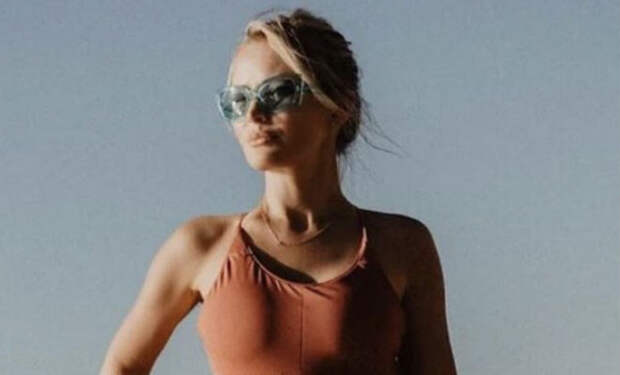 Дана Борисова вышла на пляж: поклонники упрекнули звезду за лишний вес и купальник