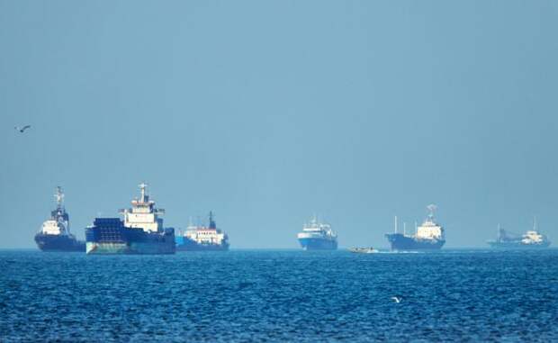 Ларри Джонсон: ВМС США пойдут на прорыв блокады под прикрытием танкера. Иран откроет огонь. В небо поднимется авиация