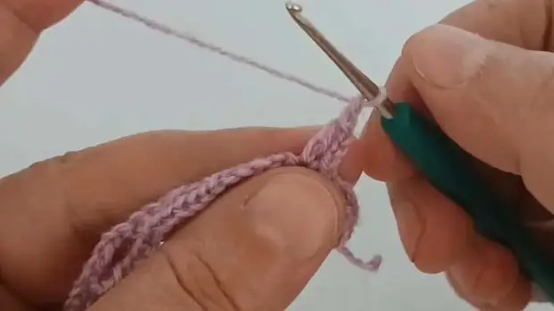 Свяжите красивый узор — он состоит всего лишь из 2 рядов, вяжется легко и с удовольствием! А в результате получаются красивые цветочки — идеальный узор для лёгкого шарфика, шали и не только!-7