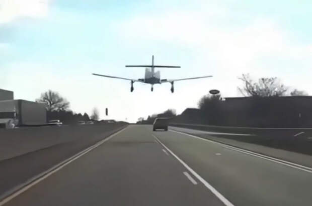 В США экстренную посадку самолёта на оживлённую автотрассу сняли на видео