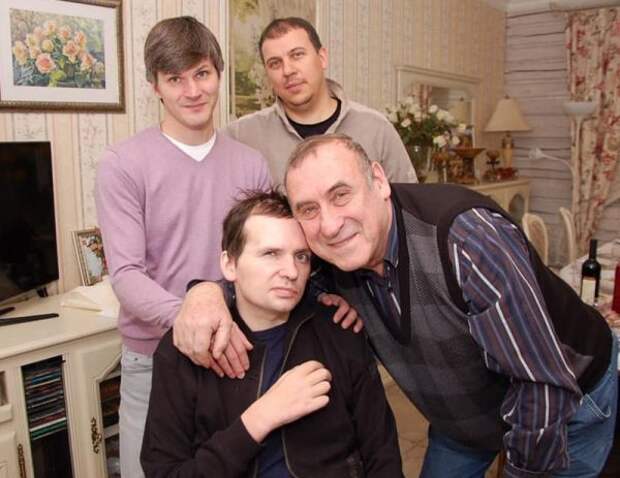Алексей Янин в кругу родных Алексей Янин в кругу родных