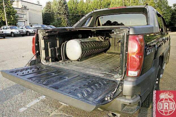 Так уж вышло, что тестируемый Avalanche как автомобиль далеко не выставочный был оборудован радикальным средством экономии - газовой установкой. И все бы ничего, но это не позволило нам сполна насладиться работой складной перегородки между кабиной и грузовой платформой.