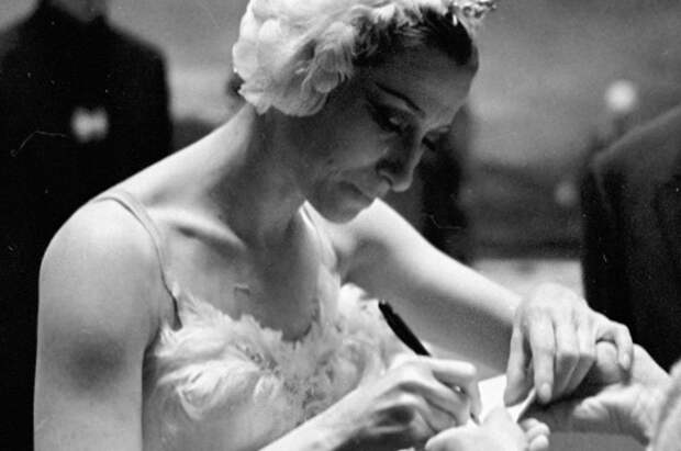 Народная артистка СССР Майя Плисецкая дает автограф в антракте спектакля. 1965 год