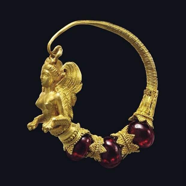 A Greek Gold And Garnet Earring With Siren - Hellenistic Period, circa 4th-3rd Century BC
