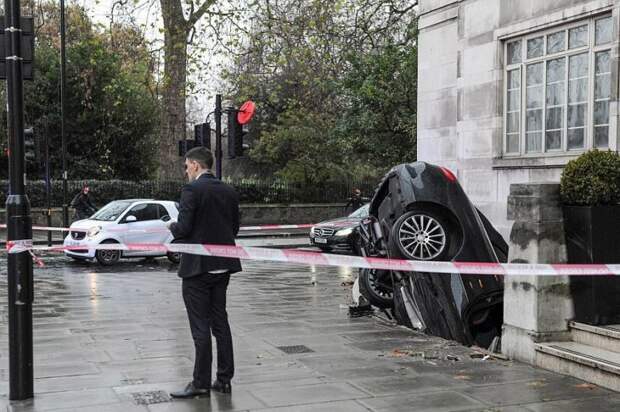 В Лондоне пьяный водитель на Мерседесе упал в подвальное помещение mercedes, авария, авто, видео, дтп, курьез, прикол, юмор