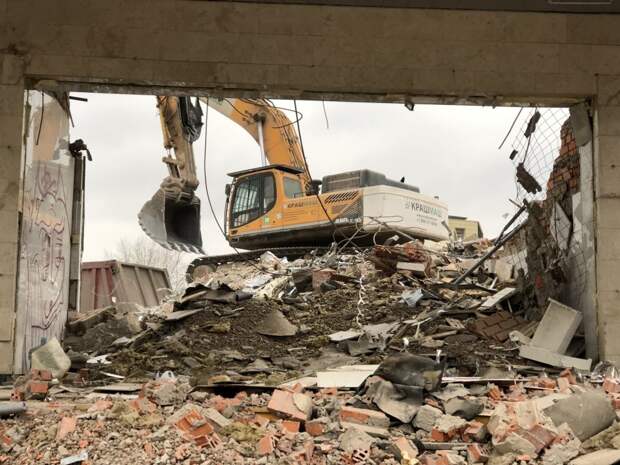 Незаконно реконструированное здание в Митине демонтировали