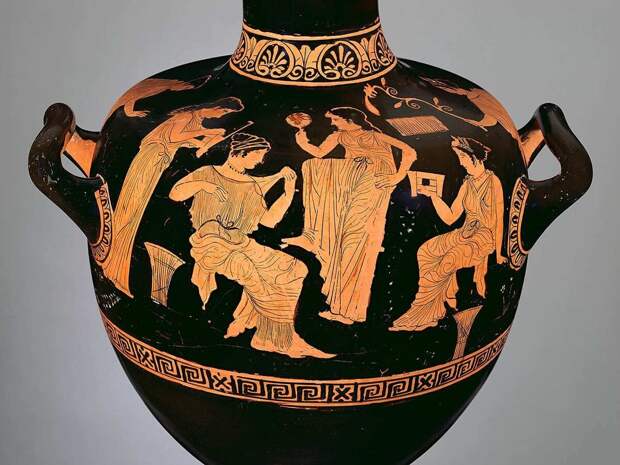 Краснофигурная вазопись, изображающая группу женщин с различными женскими аксессуарами, ок. 420–410 до н. э., Музей Метрополитен, Нью-Йорк.