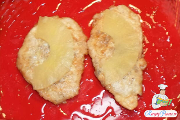 На отбивные укладываем ломтики ананаса