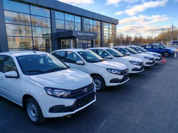 Пострадавшим на производстве жителям Тверской области выдали новые автомобили