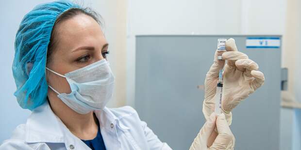 Инфекционист назвала условие для возвращения к привычной жизни в России