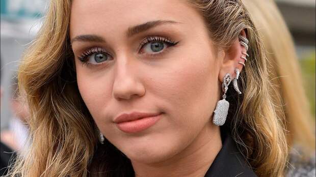 Адвокаты Майли Сайрус (Miley Cyrus) выдвигают попытку показать, что ее хит "Flowers" не копирует песню Бруно Марса (Bruno Mars) "When I Was Your Man".
