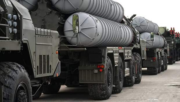 Ракетный комплекс С-400 во время подготовки боевой техники к участию в военном параде. Архивное фото Ракетный комплекс С-400 во время подготовки боевой техники к участию в военном параде. Архивное фото