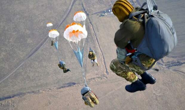 По традиции с 1959 года десантник получает право носить тельняшку только после прыжка с парашютом 
