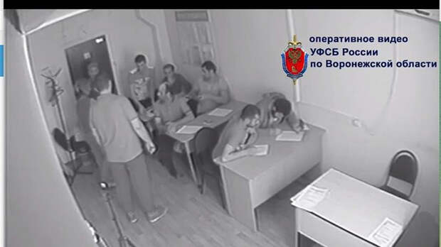 ЗА ПЕРВОЙ ПАРТОЙ "ТРУДОЛЮБИВЫЕ ГОСТИ" ТАК СТАРАЮТСЯ ИЗОБРАЗИТЬ УЧЕБНУЮ АКТИВНОСТЬ, ЧТО ПОЧТИ ВЕРИШЬ. СКРИНШОТ: ТЕЛЕГРАМ-КАНАЛ "ЦАРЬГРАД ТВ"