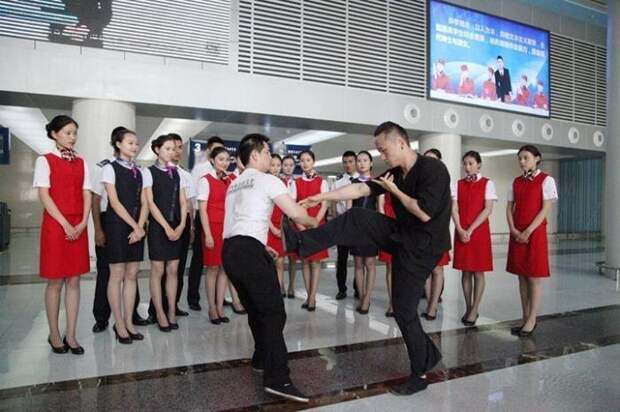 Суровые тренировки китайских стюардесс самолет, стюардессы, тренировка