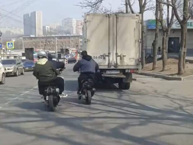 Дети на мопедах устроили опасные «покатушки» во Владивостоке