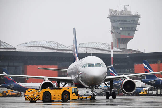 Самолет вернулся в российский аэропорт из-за проблемы с двигателем