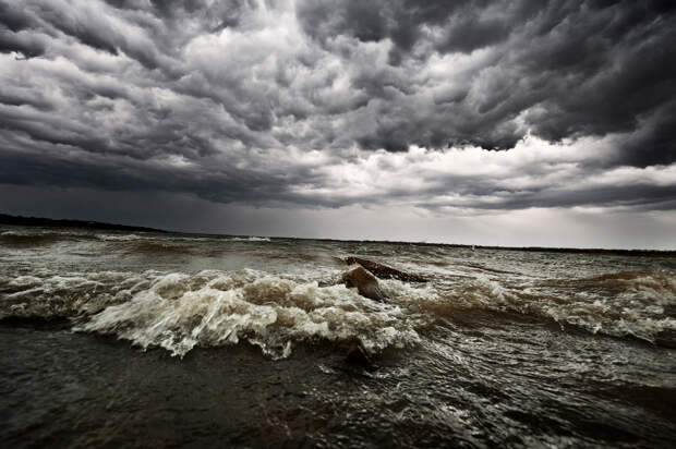 Волны и облака на озере в штате Техас