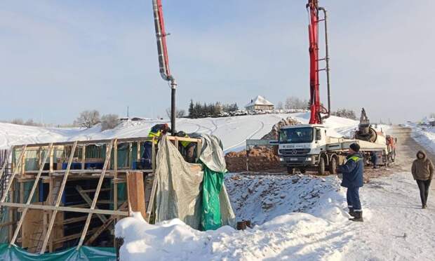 Продолжается реконструкция моста через реку Вождоромка в Приморском округе