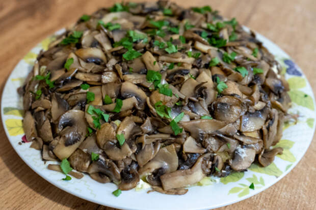 Рецепт слоеного салата с грибами и мясом