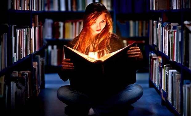 Картинки по запросу девушка с книгой в руках