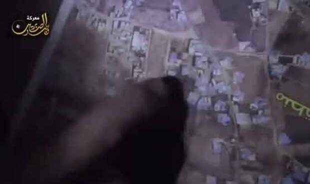 Полевой командир бандгруппы показывает на карте направления атаки в восточной Дарайе 21 января 2014