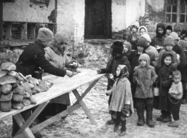 Раздача хлеба голодающим детям. 1919 год. / РИА Новости
