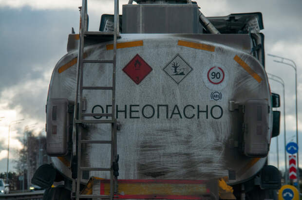 В массовом ДТП с бензовозом в российском регионе погибли три человека