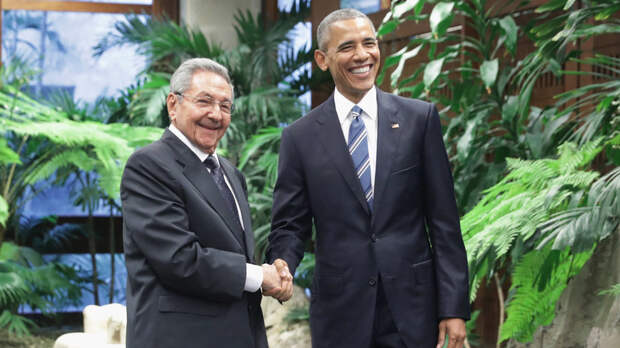 Шаповалов напомнил, как Рауль Кастро не дал Бараку Обаме хлопать его по плечу