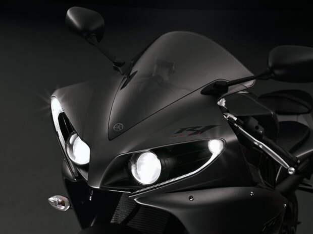 После фейслифтинга Yamaha будто нахмурила брови. Надо сказать, это ей идет больше, чем неловкое удивление в &laquo;лице&raquo; предыдущей версии.