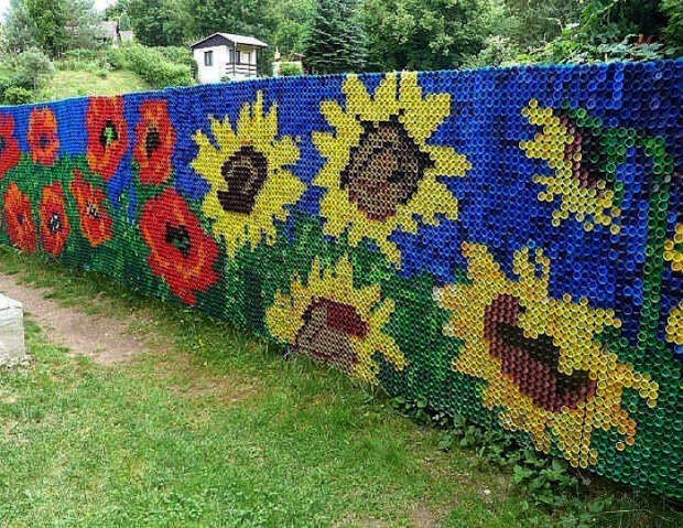 Забор, украшенный крышками. Забор, украшенный крышками.