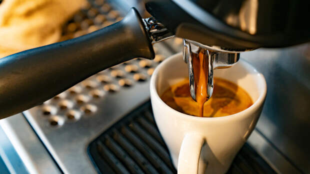 Врач: при неконтролируемой гипертонии кофе может вызвать подъём давления