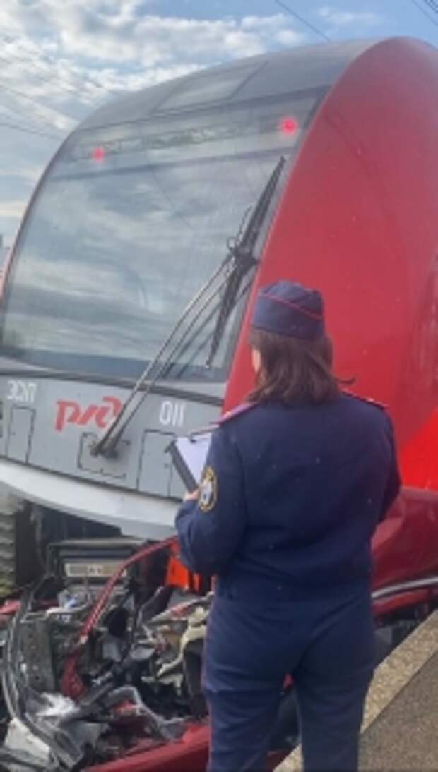 Глава ведомства затребовал доклад по уголовному делу о столкновении электропоезда и автомобиля в Ленинградской области