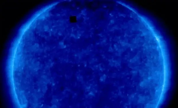 На фоне Солнца в космосе увидели черный квадрат: его размеры в два раза больше Земли