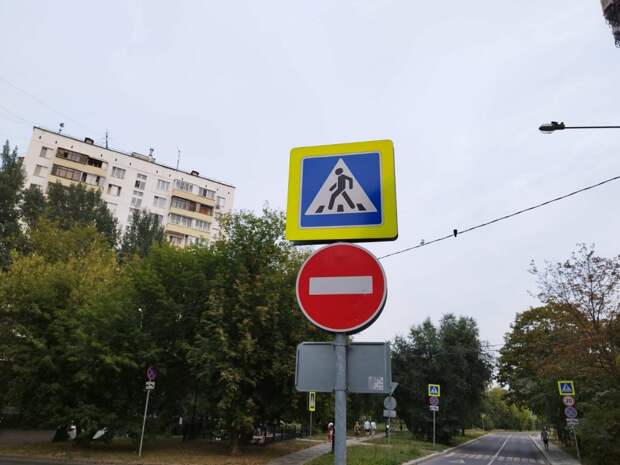Покосившийся дорожный знак на улице Недорубова выправили